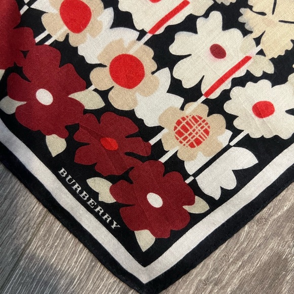 Burberry scarf 20x19.5” nwot clean - Picture 4 of 8